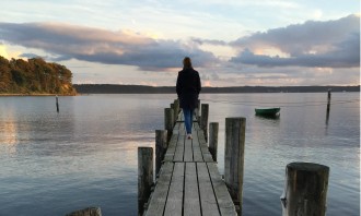 Frau auf Steg in Schweden