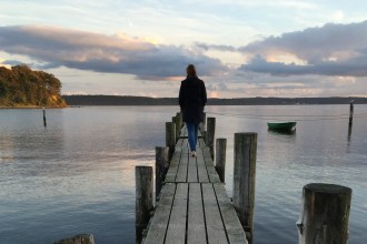 Frau auf Steg in Schweden