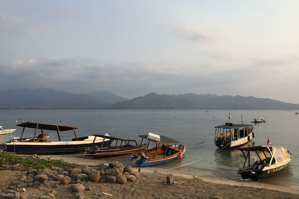 boot-strand-gili-air