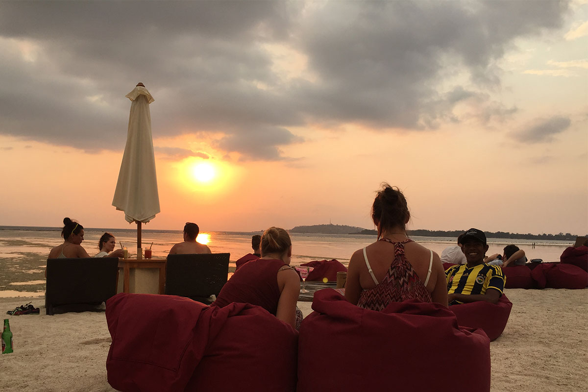 frauen-sitzsack-strand-sonnenuntergang-gili-air