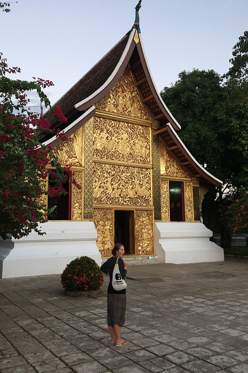 frau-muede-tempel-luang-prabang-laos