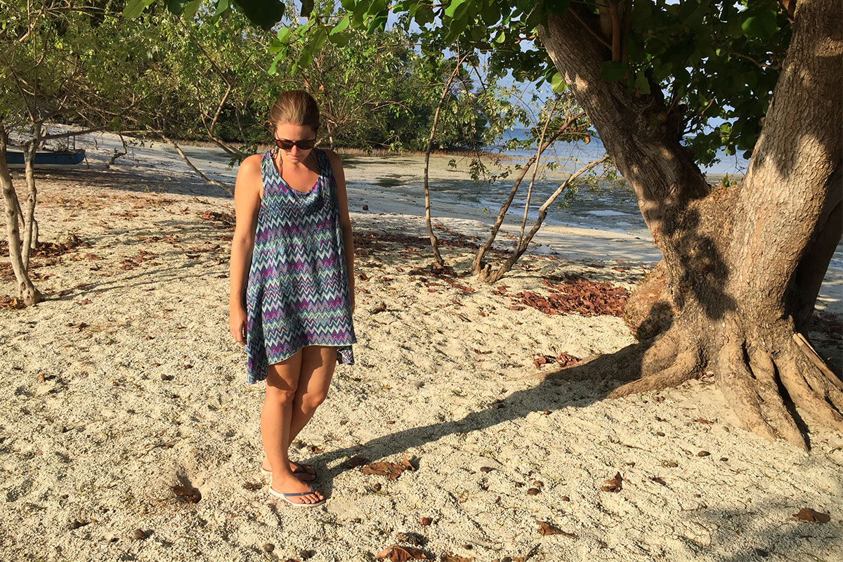 frau-am-strand-und-sand-gili-gede-lombok