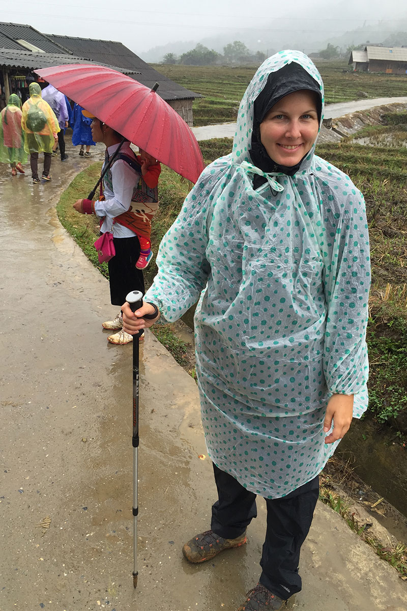 Während uns Guide auf einen Regenschirm setzt, hat sich Angélique für einen stylischen Plastikponcho entschieden. 