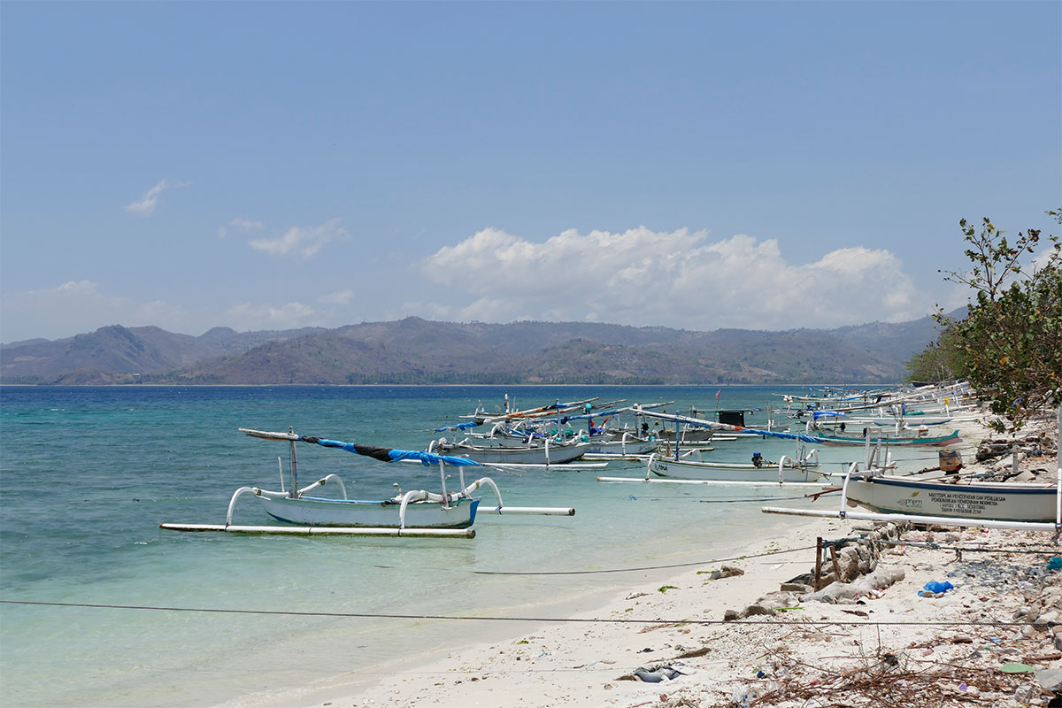 Kleiner Pier mit Fischerbooten.