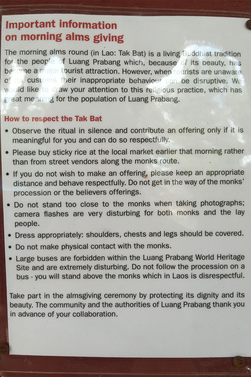 Die offiziellen Regeln für einen respektvollen Umgang mit der Tak Bat.