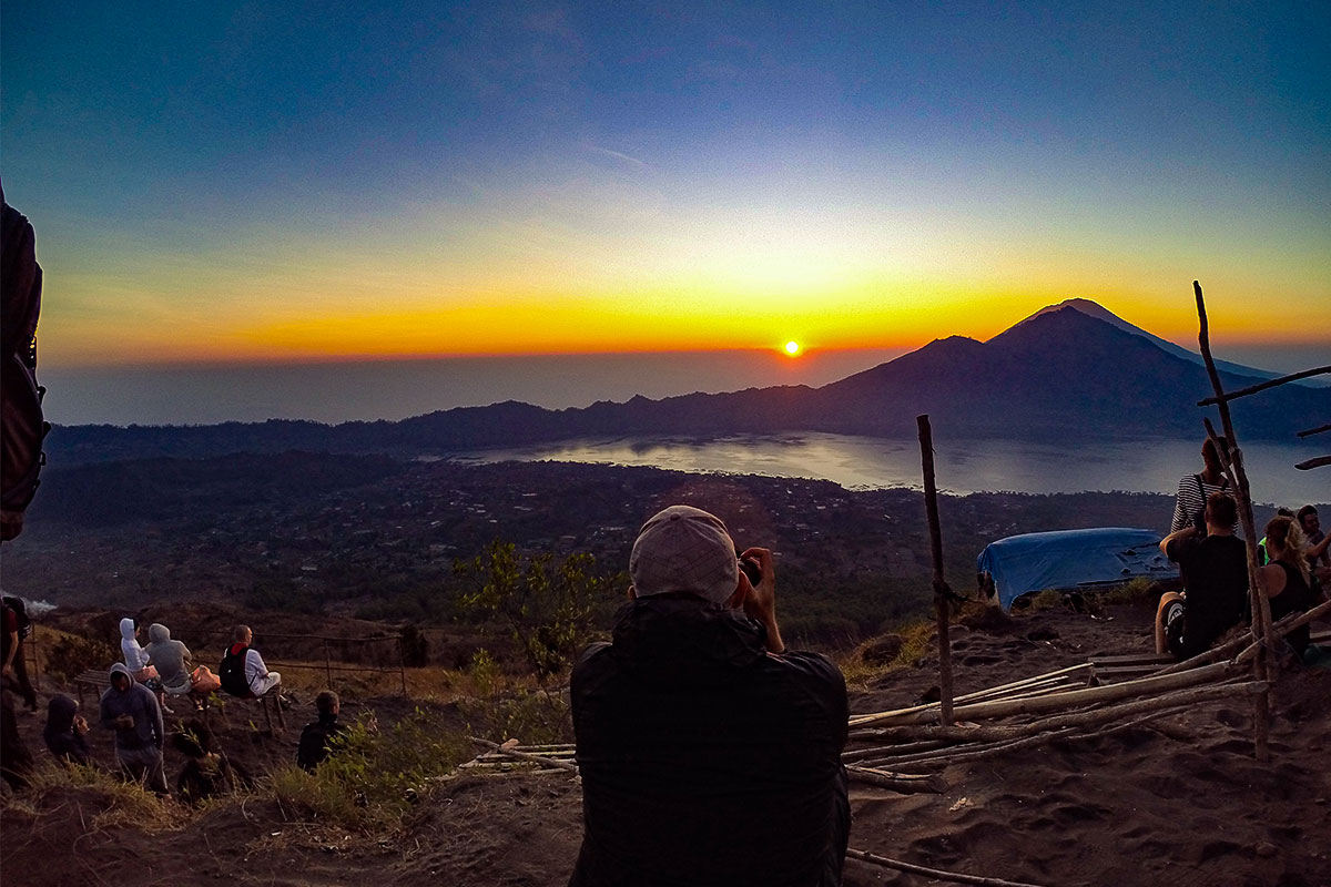 mann-fotografiert-batur-vulkan-bali-indonesien