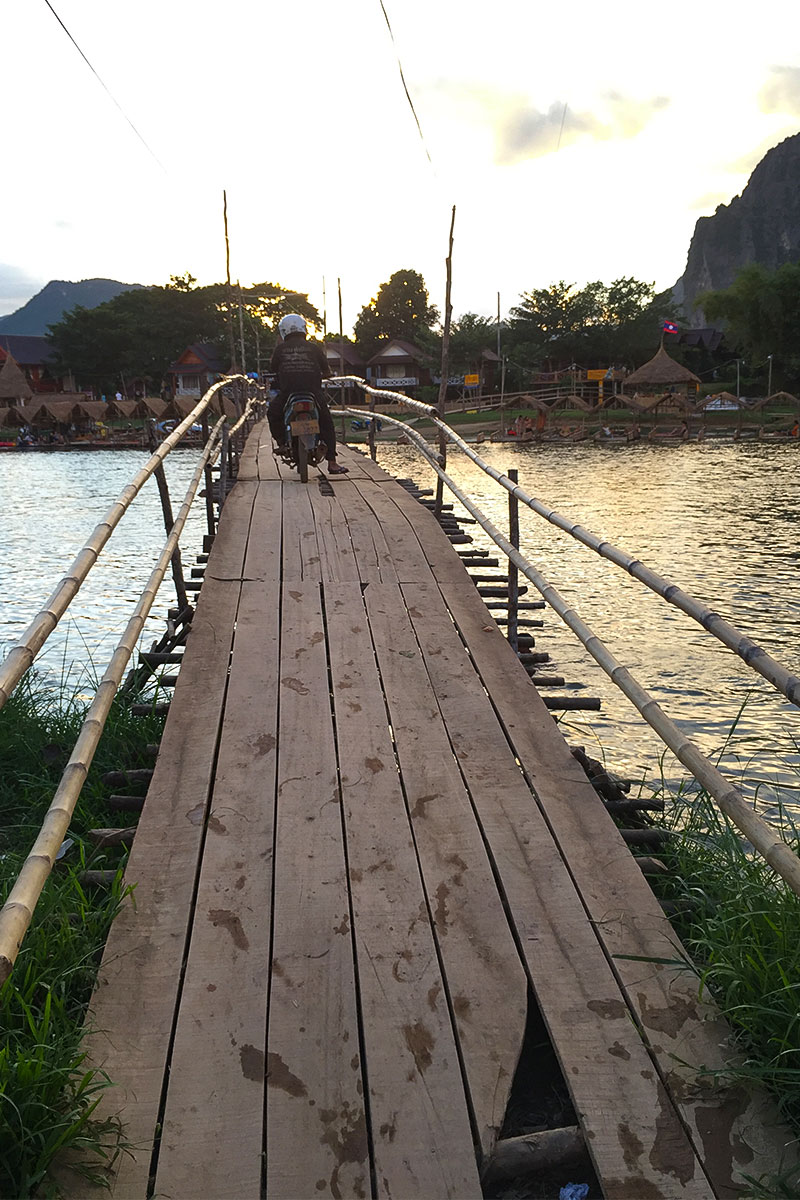 Eine der vielen schmalen Holzbrücken in Vang Vieng.