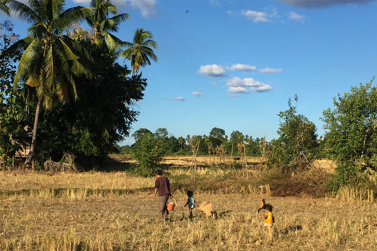 Oma-mit-Kindern-im-Feld-Laos-Viertausend-Inseln