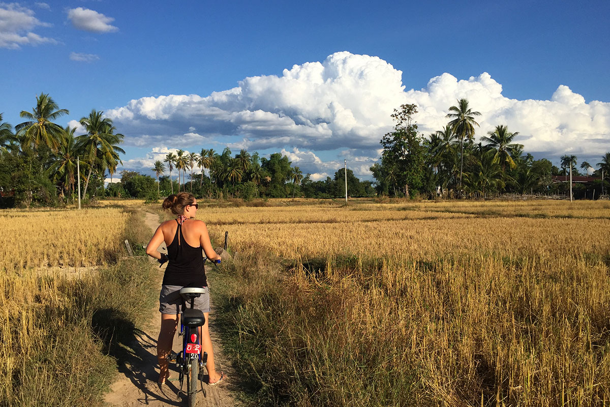 Radfahren-im-Feld-Laos-Viertausend-Inseln