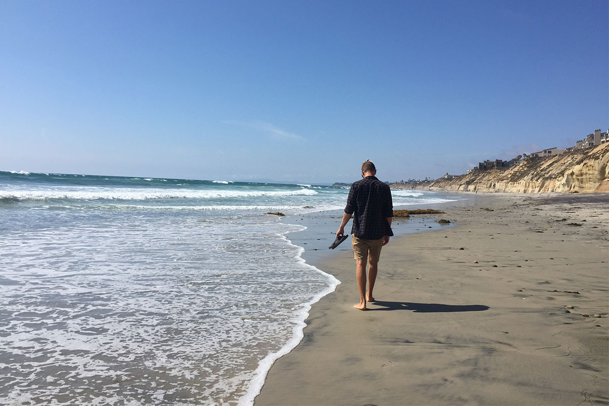 mann-am-strand-von-solana-beach-usa-kalifornien