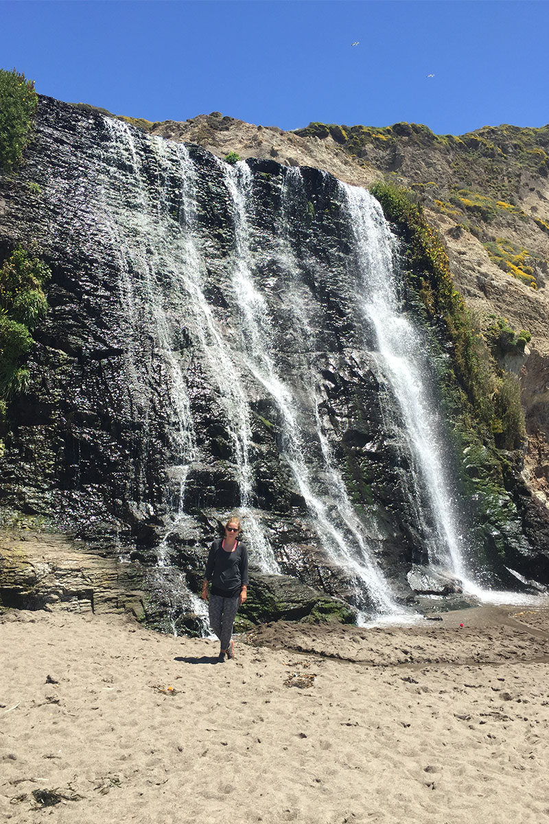Die Alamere Falls. Ein Wasserfall direkt am Strand.