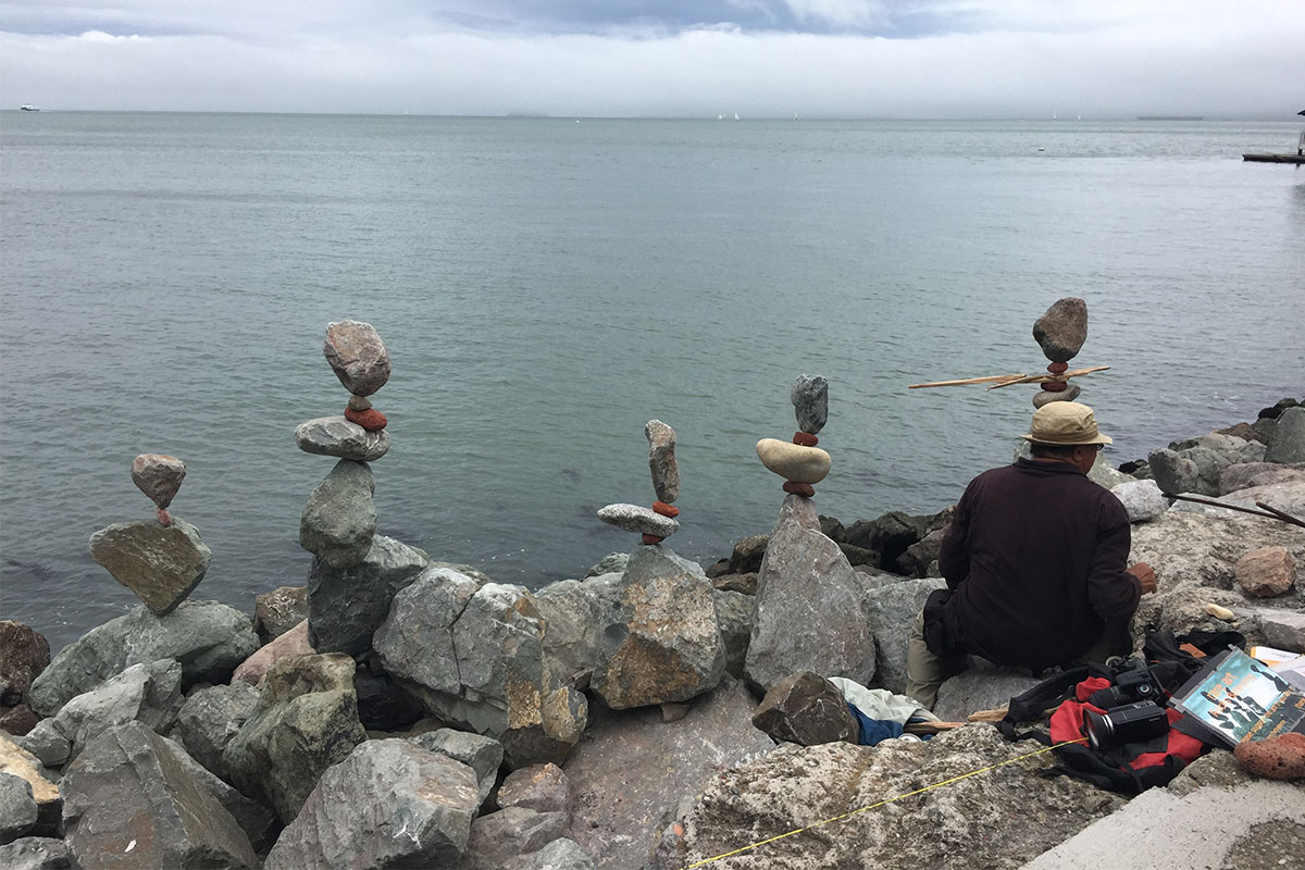 Ein Künstler beim sogenannten Rock balancing in Sausalito.